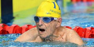 La 99 de ani, acest australian a doborât recordul mondial la înot