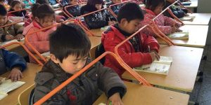 În școlile din China au apărut aceste dispozitive ciudate. Motivul e surprinzător   Incredibilia.ro